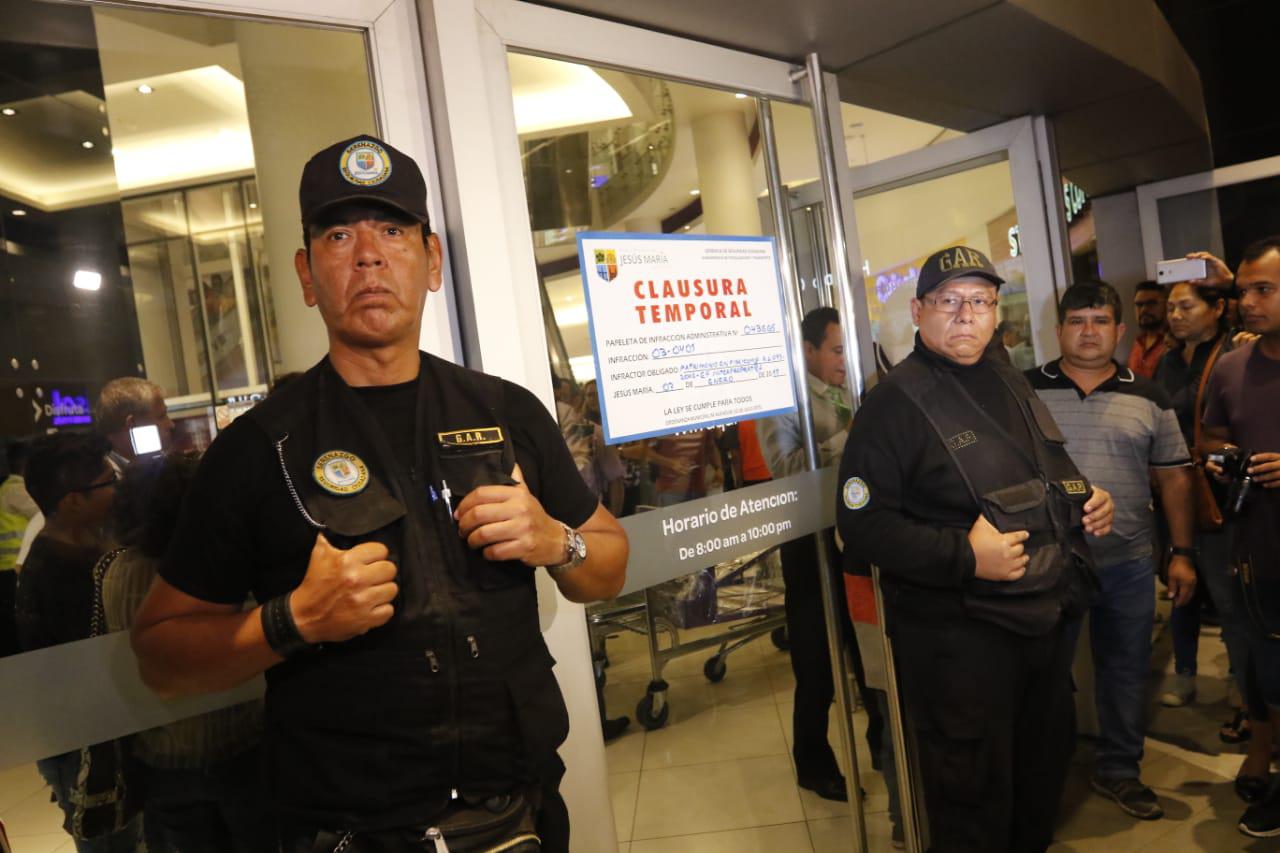 Centro comercial Real Plaza fue clausurado por cinco días. (Foto: Miguel Bellido / El Comercio)