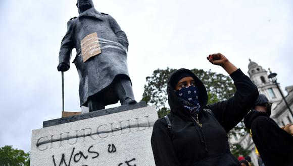 Un manifestante junto a una estatua de Winston Churchill en el centro de Londres, en Junio, 2020. REUTERS/Dylan Martinez