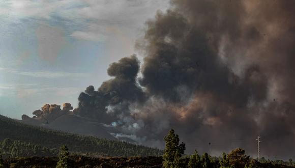 Esta foto tomada el 19 de octubre de 2021 por la Unidad Militar Española (UME) muestra al volcán Cumbre Vieja arrojando humo y cenizas. (LUISMI ORTIZ / UME / AFP).