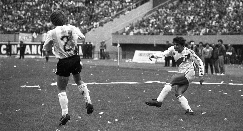Perú estuvo a nueve minutos de clasificar al Mundial de México 1986, pero el gol de Gareca lo impidió. Aquí Oblitas dispara ante la marca del rudimentario Julián ‘Rompehuesos’ Camino. Foto: Archivo Histórico de El Comercio.