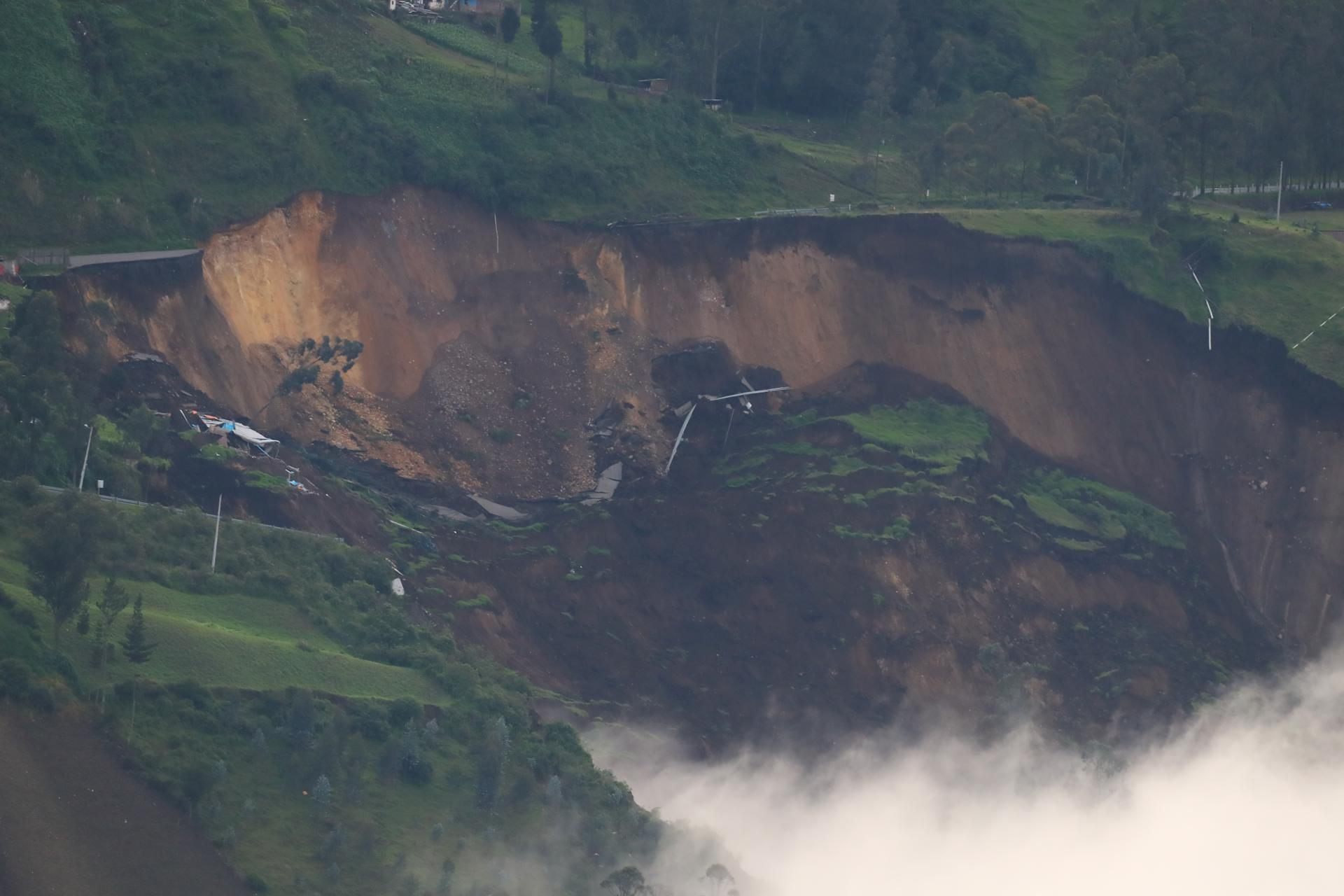 General view of a landslide today, in Alausí (Ecuador).  A large landslide buried this Sunday night a neighborhood in the city of Alausí, in the province of Chimborazo, in the Andean center of Ecuador, where a rescue operation for victims is still being carried out.  (Photo: EFE/ José Jácome)