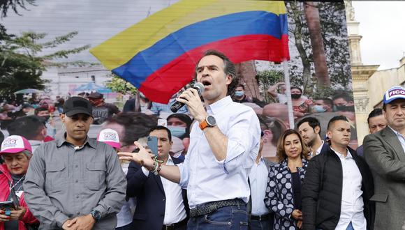 El candidato presidencial colombiano Federico 'Fico' Gutiérrez, habla durante un encuentro con ciudadanos en la Plaza de los Mártires, en Bogotá. (EFE/ Mauricio Dueñas Castañeda)