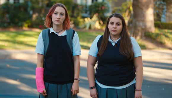 Saoirse Ronan y Beanie Feldstein en escena de "Lady Bird", cinta nominada a los Globos de Oro 2018. (Foto: AP)