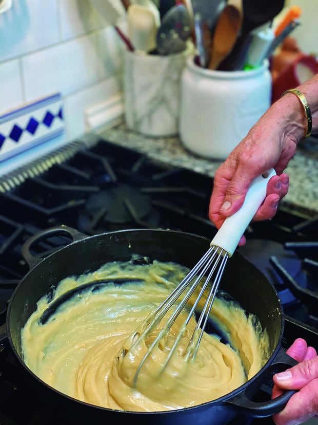 In his latest book he also teaches how to prepare pastry cream, a basic for many recipes.  (Photo: Sandra Elías)