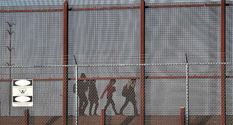 Migrantes caminan juntos en la frontera de USA-México mientras buscan entregarse a la Patrulla de Estados Unidos, a fin de tramitar asilo en ese país. (Foto: AFP)