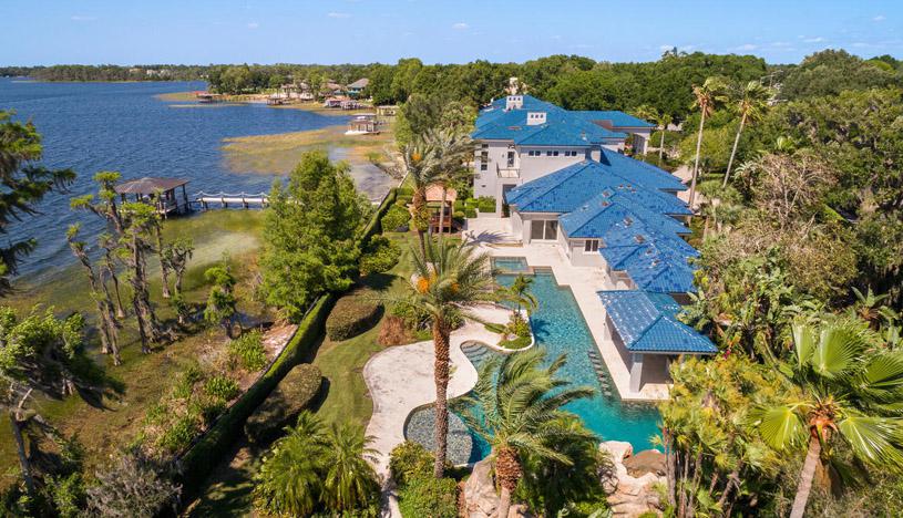 Asimismo, se construyó una inmensa piscina en el exterior y una cabaña.  La casa está ubicada en una de las vías fluviales más lujosas de Florida. (Foto: Premier Sotheby's International Realty)