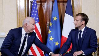 Biden habla con Macron y lamenta que Rusia siga con su “escalada” en Ucrania
