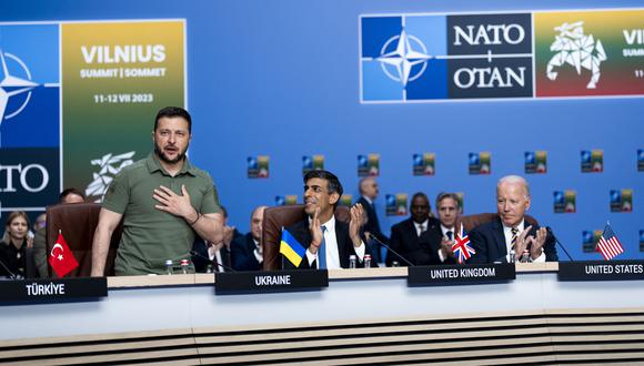 El presidente ucraniano Volodymyr Zelensky (L) recibe aplausos de los miembros de la OTAN. (Foto de Doug Mills / PISCINA / AFP)