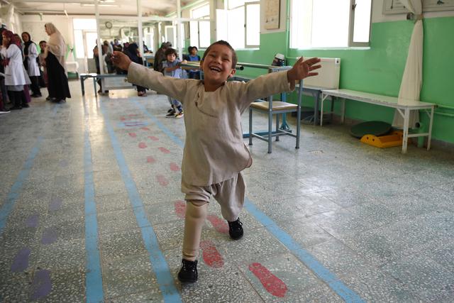 Ahmad Sayed Rahman | La alegría de un niño amputado que baila con su pierna nueva conmueve a Afganistán. Foto: AFP