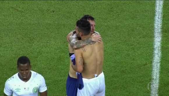 Lionel Messi se acercó al sobreviviente del accidente aéreo de Chapecoense y le obsequió su indumentaria. Luego se abrazaron ante el aplauso de los asistentes. (Foto: O'Globo)