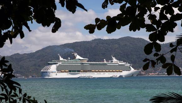 El barco Coinsbank Blockchain Cruise Asia se encuentra frente a Paradise Beach en Phuket. (Foto: Bloomberg)