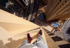 Acróbata salta sin protección sobre cornisa de 43 pisos. (VIDEO)