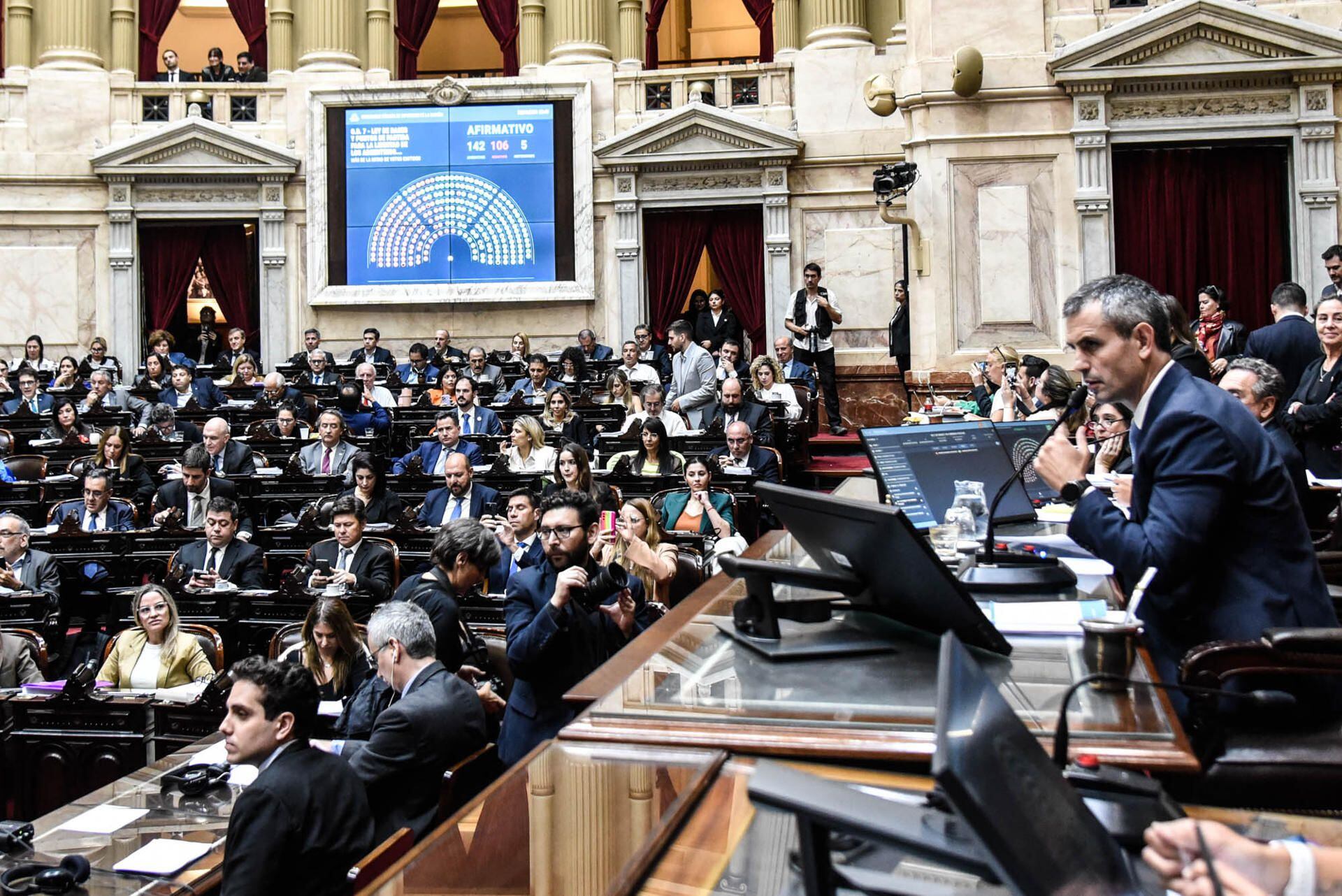 El presidente de la Cámara de Diputados de Argentina, Martín Menem, anuncia el resultado de la votación del proyecto en general de la Ley Bases y Puntos de Partida para la Libertad de los Argentinos, más conocida como 'ley ómnibus', impulsada por Javier Milei. (EFE).