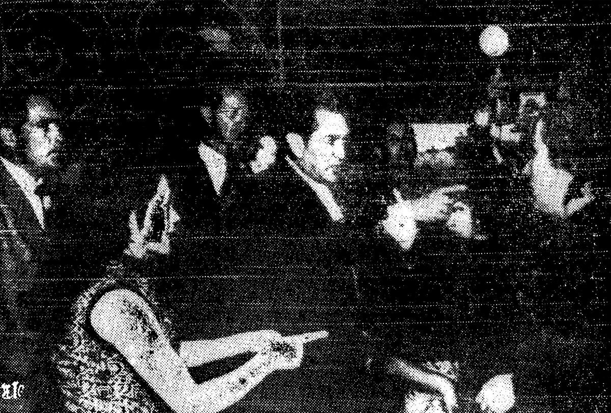 En el centro de la imagen, Moisés Vivanco, con el dedo acusador, al extremo derecho, Yma Súmac, con abrigo de piel oscuro. Una escena de la tensa pelea. (Foto: GEC Archivo Histórico)  