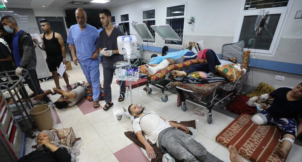 Palestinos heridos reciben tratamiento en el hospital Al-Shifa en la ciudad de Gaza el 7 de noviembre de 2023, en medio de las batallas en curso entre Israel y el movimiento palestino Hamas. (Foto de Dawood NEMER / AFP).