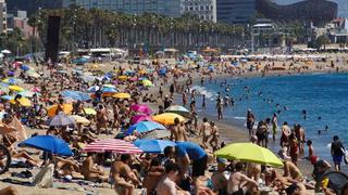 España no logra frenar los contagios de coronavirus con medidas voluntarias y la gente sigue llenando las playas | FOTOS