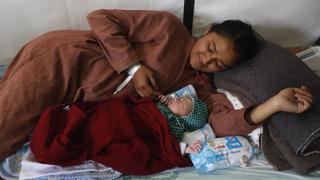 Nepal: Bebé nació en hospital de campaña tras terremoto