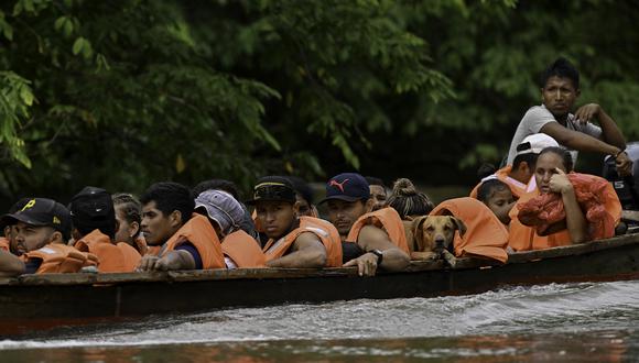 Migrantes venezolanos son vistos durante su viaje en una piragua a Meteti a través del río Chucunaque desde el pueblo de Canaan Membrillo, el primer control fronterizo de la provincia de Darién en Panamá, el 12 de octubre de 2022. (Foto: Luis ACOSTA / AFP)