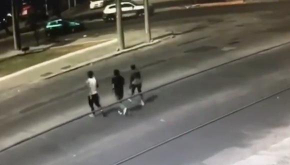 Cámaras de seguridad de Guadalajara captaron el momento en el que tres ladrones fueron atropellados por un conductor. (Captura de video, Twitter).