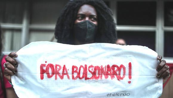 Una manifestante sostiene un gran tampón ficticio con un mensaje contra el presidente de Brasil, Jair Bolsonaro, durante un protesta en Río de Janeiro. (EFE/ André Coelho).