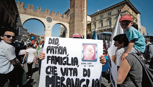 “Dios, patria y familia. Qué vida de maravilla”, dice esta pancarta desplegada en Verona, donde se realizó un encuentro de organizaciones pro familia conectadas con la derecha evangélica estadounidense. (Foto: AFP)