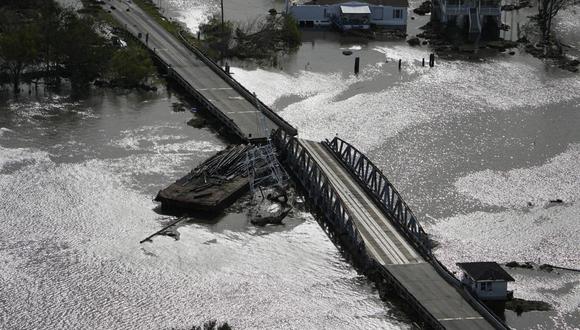 Una barcaza daña un puente que separa Lafitte, Luisiana, y Jean Lafitte tras el paso del huracán Ida, el lunes 30 de agosto de 2021, en Luisiana. (AP Foto/David J. Phillip).
