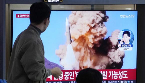El lanzamiento de un misil de Corea del Norte durante un programa de noticias en la estación de tren de Seúl en Seúl, Corea del Sur, el miércoles 9 de noviembre de 2022. (Foto de Ahn Young-joon / AP)