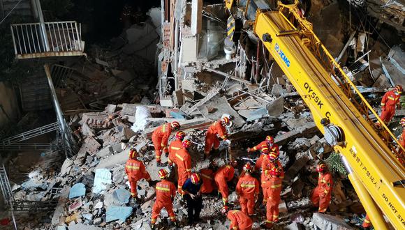Al menos ocho personas murieron y nueve siguen desaparecidas en un hotel que se desplomó en la ciudad de Suzhou, en el oriente de China, informaron autoridades. (Foto: Stringer / Reuters)