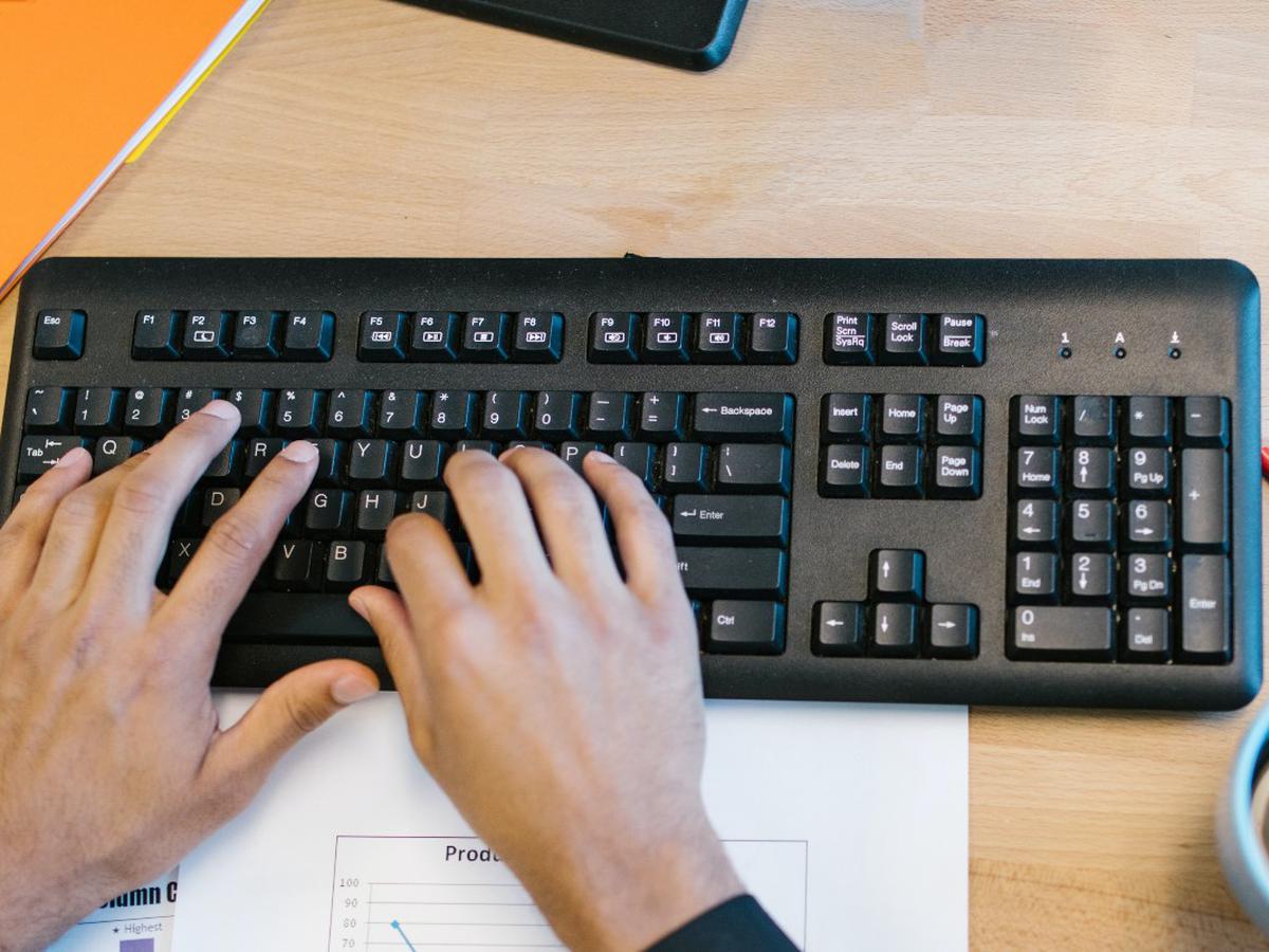 Cuál es el truco profesional para limpiar teclados y dejarlos como nuevos,  según técnicos en computación