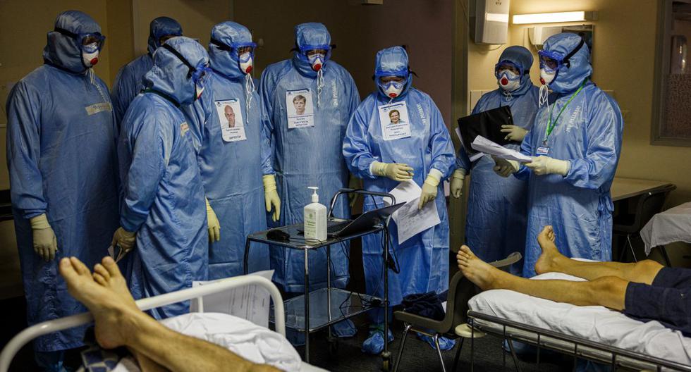 Los médicos que usan equipo de protección personal (EPP) trabajan en la unidad de cuidados intensivos para pacientes de coronavirus Covid-19 en el hospital de emergencia Sklifosovsky de Moscú, el 20 de octubre de 2021. (Dimitar DILKOFF / AFP).