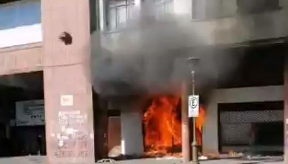 El incendio en el edificio de la Gobernación de Concepción, al sur de Chile, produjo una gran columna de humo que hizo imposible distinguir qué tanto se extendía el fuego y dificultó el trabajo de los bomberos. (Captura: Twitter/@ICEBiobio)