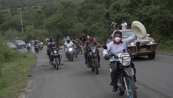 Pedro Castillo manejó una típica moto para la chacra en la carretera de Matapalo a Papayal, en Tumbes. El mensaje era claro: es uno más entre los locales. (Foto: Renzo Salazar)