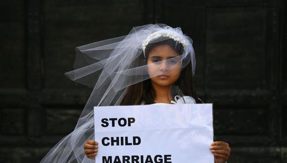 Una niña actriz interpreta el papel de Giorgia, de 10 años, obligada a casarse con Paolo, de 47 años, durante un evento organizado por Amnistía Internacional para denunciar el matrimonio infantil, el 27 de octubre de 2016 en Roma. (GABRIEL BOUYS / AFP).