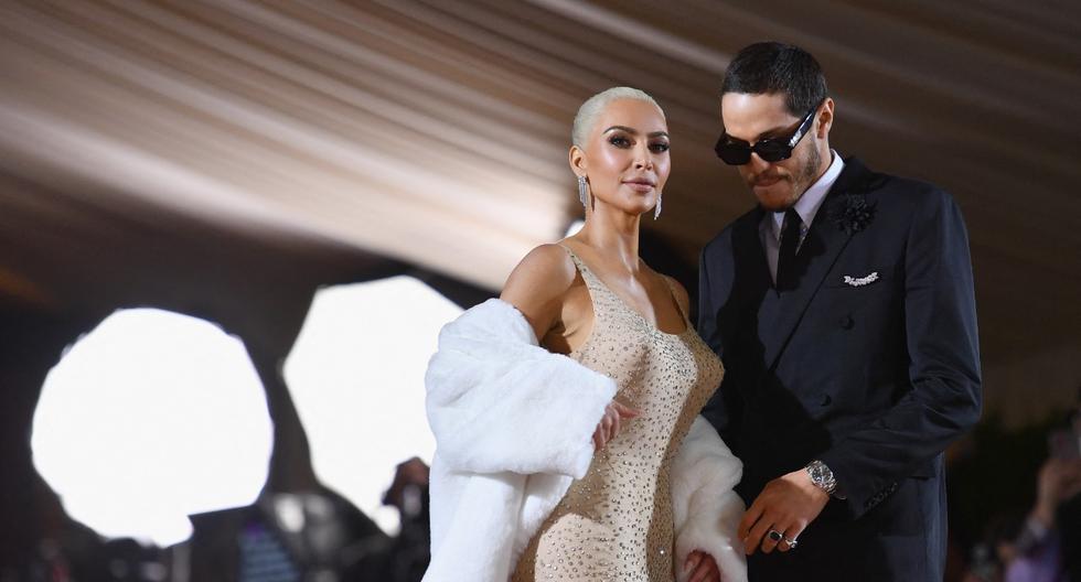 Kim Kardashian y Pete Davidson asisten a la gala del MET, Museo de arte Metropolitano de Nueva York, el pasado lunes 2 de mayo. Kardashian luce el mismo vestido que Marilyn Monroe usó para cantar Happy Birthday a JFK en 1962. Foto: AFP.