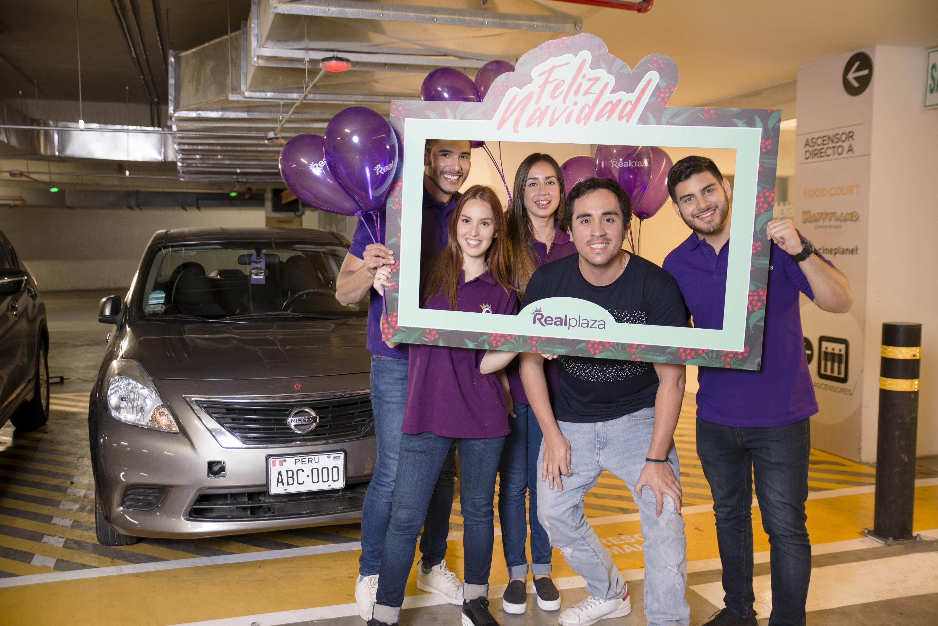 Los que estuvieron muy ocupados y no tuvieron tiempo para lavar su carro, serán sorprendidos de gran manera, ya que se les regalará una gran sonrisa al ver su auto limpio y reluciente.