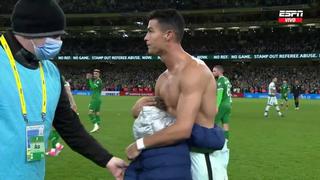 Cristiano Ronaldo: la emoción de una niña que se llevó de recuerdo la camiseta del portugués | VIDEO