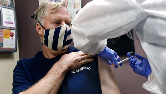 Imagen referencial en donde se aprecia a una persona siendo vacunada. (Foto: AP/Hans Pennink)