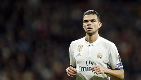 Pepe, defensor portugués del Real Madrid, aseguró que esperará hasta el último día de su contrato para evaluar su futuro. (Foto: AFP)
