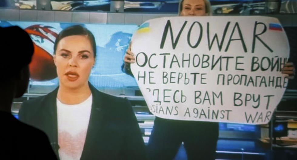 La periodista rusa Marina Ovsyannikova protesta en la televisión de Rusia contra la guerra en Ucrania. (EFE).