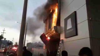 Universitario: incendio sorprendió al plantel crema durante banderazo en Trujillo | VIDEO