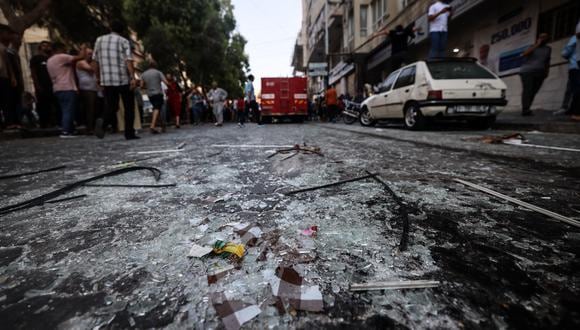 Los vidrios rotos están esparcidos a lo largo de una calle luego de un ataque aéreo israelí en la ciudad de Gaza, el 5 de agosto de 2022. (Foto: Mohammed ABED / AFP)