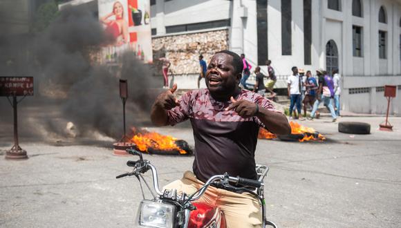Un hombre protesta tras la captura de dos extranjeros por un grupo de personas en Puerto Príncipe. (EFE/ Jean Marc Herve Abelard).