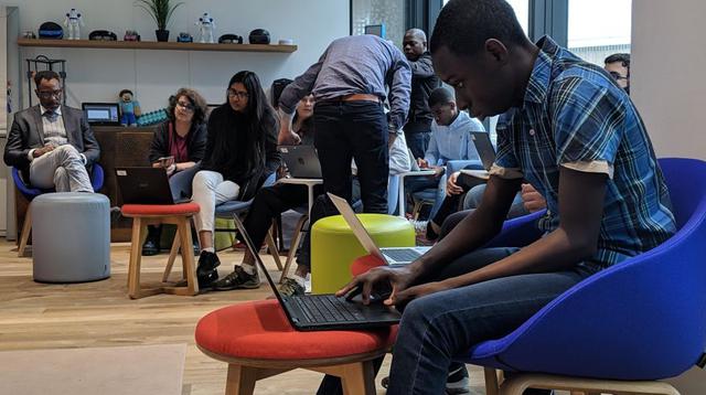 Estudiantes reciben una clase sobre principios de programación, diseño e impresión en 3D e inteligencia artificial en las oficinas de Microsoft en París (Francia). (Foto: EFE)