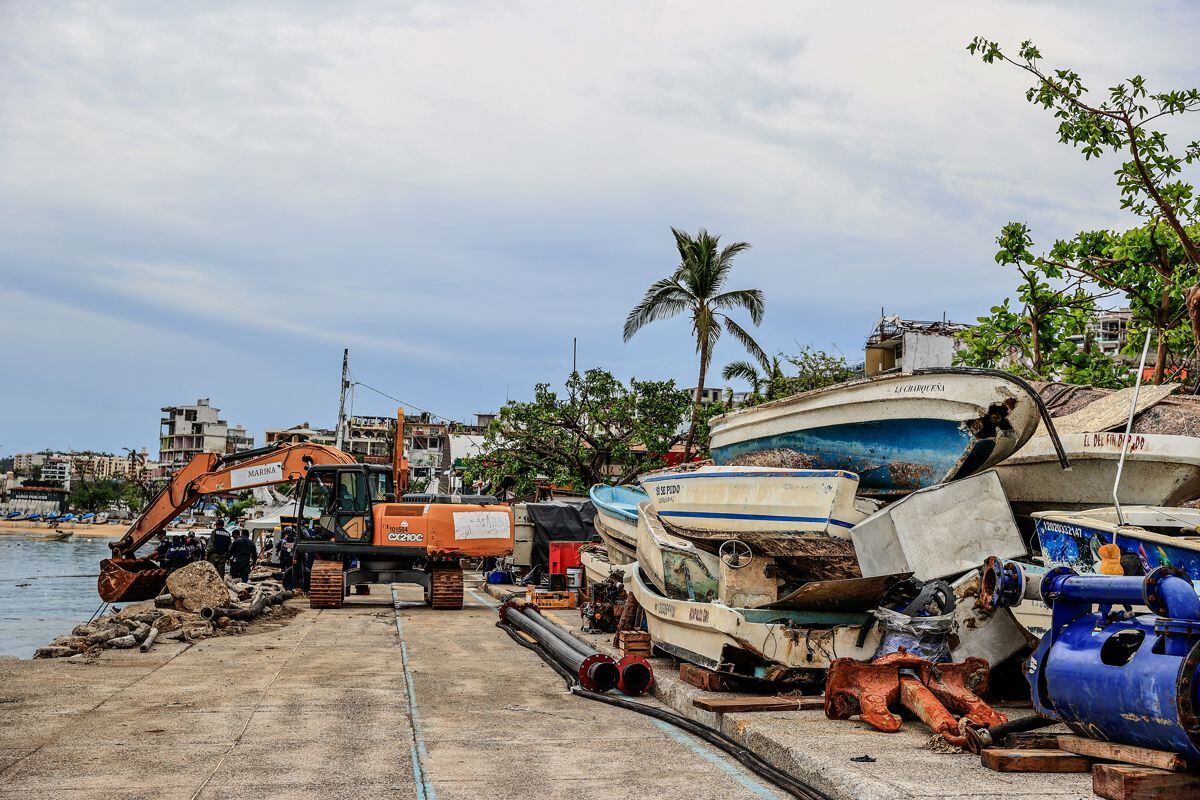 Workers remove debris with heavy machinery in an area affected by Hurricane Otis in Acapulco, Guerrero state, Mexico, on November 25, 2023. (Photo by David Guzmán/EFE)