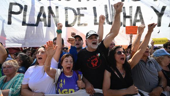 Miembros de sindicatos protestan contra el decreto de emergencia del presidente Javier Milei durante una manifestación convocada por la Unión Obrera Argentina (CGT) frente al Palacio de Justicia en Buenos Aires el 27 de diciembre de 2023. (Foto de Luis ROBAYO/AFP)