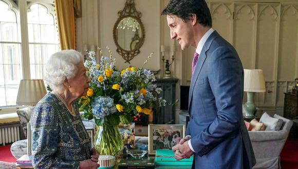 La reina Isabel II de Gran Bretaña habla con el primer ministro canadiense Justin Trudeau durante una audiencia en el Castillo de Windsor, Berkshire, el 7 de marzo de 2022. (Steve Parsons / POOL / AFP).