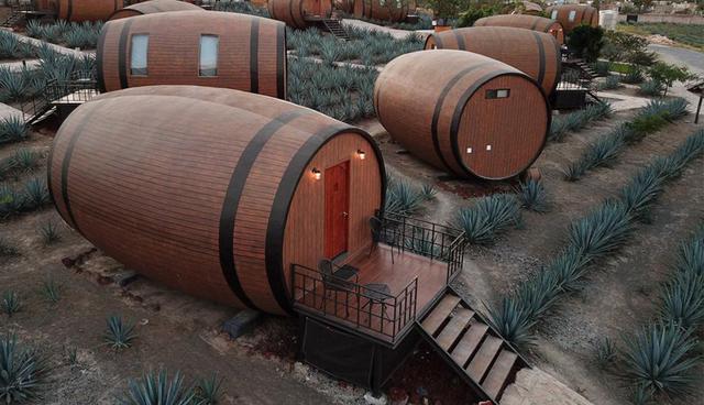 En la ciudad de Tequila, al oeste de México, un empresario construyó un hotel con barriles donde se prepara esta bebida. (Foto: AFP)
