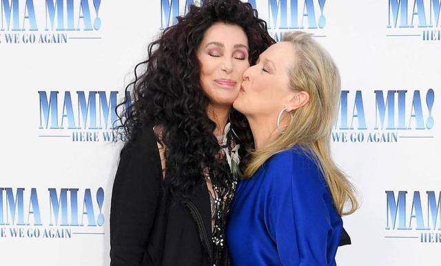 La actriz empezó con un beso en la mejilla y Cher le respondió con uno en los labios. (Créditos:Instagram)