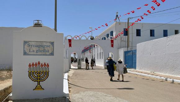 Peregrinos visitan la sinagoga de la Ghriba, en Yerbá, Túnez. (Foto referencial de Reuters)