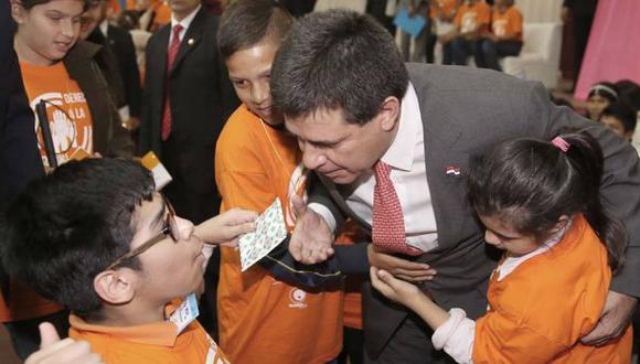 Presidente paraguayo "felicitó" a niños por su día vía Facebook